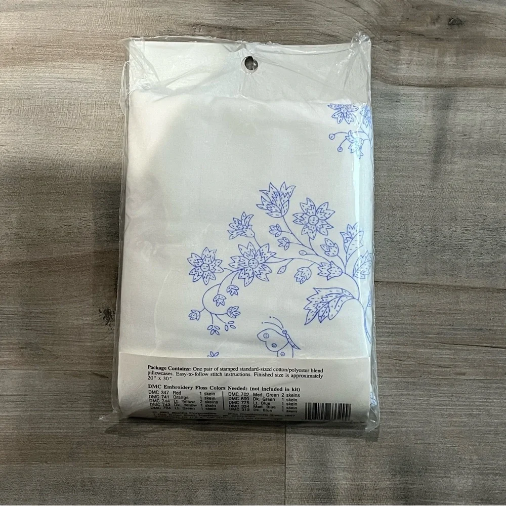 NWT Bucilla Special Edition Stamped Embroidery Flowers Pillowcase Pair & Floss